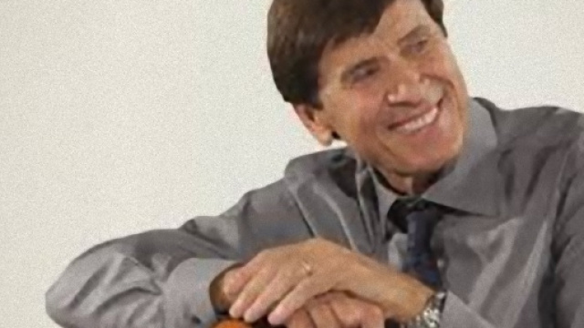 Gianni Morandi fa un regalo ai fan.