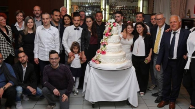 gli sposi e gli invitati con la torta