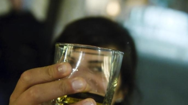 Ragazza inglese diventa cieca dopo aver bevuto cocktail economico - molisedoc.com