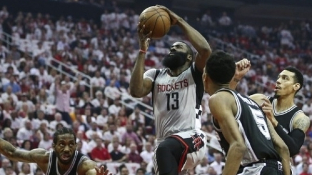 James Harden in azione contro gli Spurs (via Reuters)