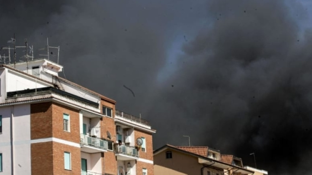 Pomezia, nube nera verso Ostia. Campidoglio: "Finestre chiuse ... - romatoday.it
