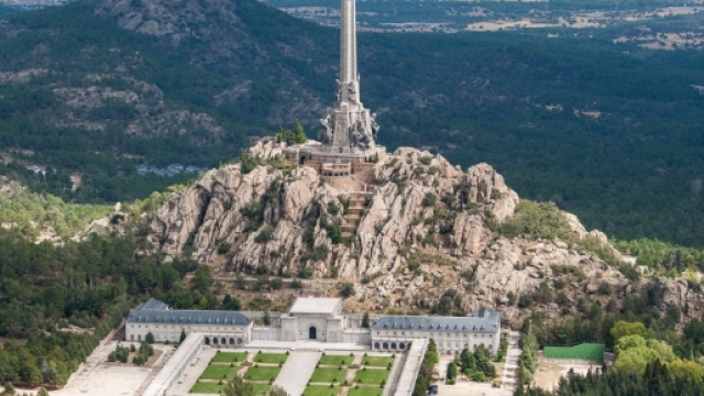 Spagna: i socialisti sfrattano le spoglie di Franco