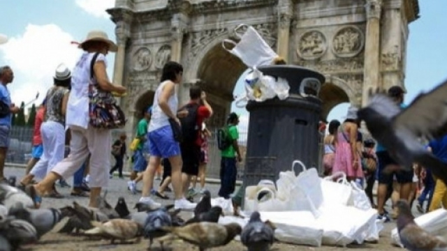 Una tipica immagine di Roma invasa dai rifiuti