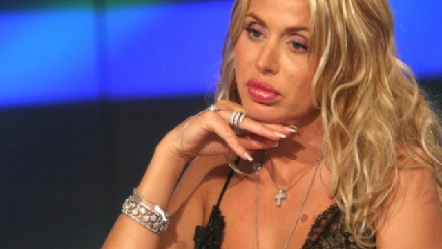 Valeria Marini si racconta a Vanity Fair: "Io, attrice del popolo ... - ilventiquattro.it