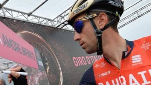 Vincenzo Nibali al foglio firma