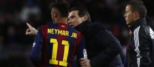 Juan Carlos Unzu&eacute;, dando instrucciones a Neymar durante un partido