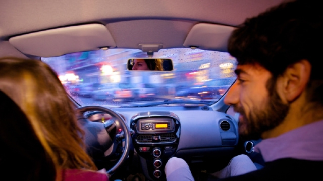 Al volante di un'auto elettrica