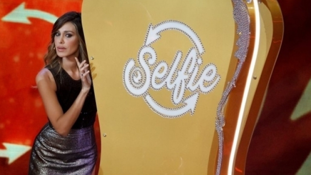 Belen durante la prima puntata di Selfie - le cose cambiano