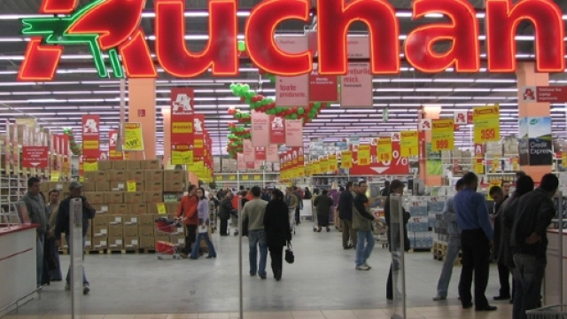 Cassiera Auchan ruba denaro: sorpresa in flagrante