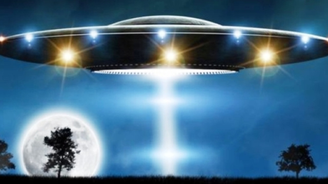 Fig.1 UFO di apertura [Image by OorkaShutterstock]