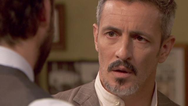 Il dottor Lucas comunica ad Alfonso che sua madre Rosario non vuole pi&ugrave; vivere