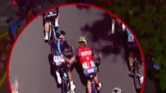 Javier Moreno prende per la maglia Diego Rosa