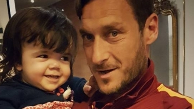 La piccola Ginevra incontra il suo idolo Francesco Totti