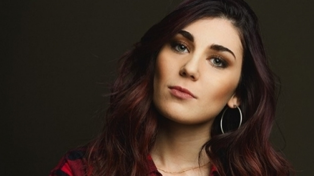 Nella foto la giovane cantante, Emanuela Reviezzo.