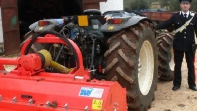 Rubano un trattore e chiedono un riscatto.
