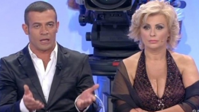 Tina Cipollari vs Gianni Sperti: Lite in chat, lui pubblica la ... - meltybuzz.it