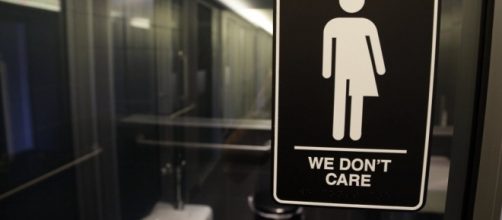 A sign for gender neutral bathroom use. / Photo by dallasnews.com via Blasting News library