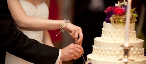 Cutting a cake at a wedding reception - Photo: aspaceapart.net