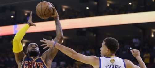 Lebron James and the Cavs visit Stephen Curry and the Warriors for Game 1 on Thursday. [Image via Blasting News image library/inquisitr.com]