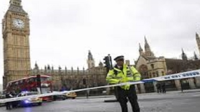 Attentato a Londra: nuovi blitz e accuse all'intelligence britannica