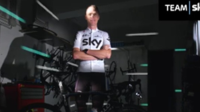 Chris Froome con la nuova maglia bianca della Sky
