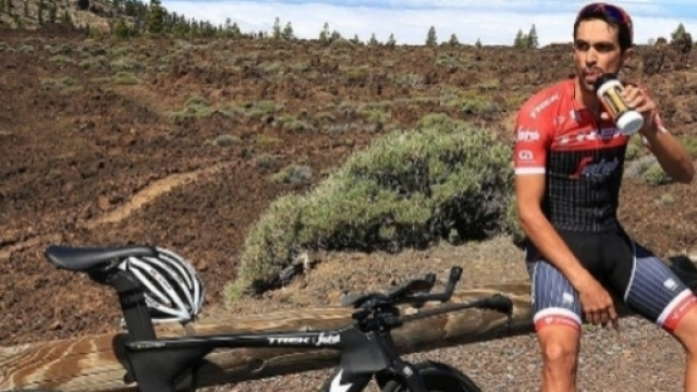 Contador, pausa durante un allenamento con la bici da crono