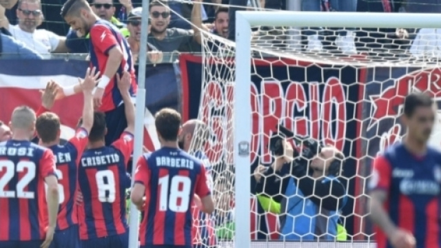 I calciatori del Crotone, squadra di Serie A.