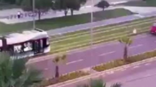 Tram si ferma per permettere la fine della preghiera (Via Medyanin Gucu)