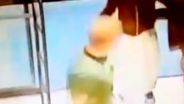 Uomo con tunica araba aggredisce uomo con birre a Parigi