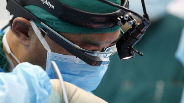 Addome gonfio a causa di una rara malattia: giovane cinese salvato dai chirurghi.