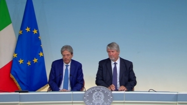 Il premier Gentiloni e il ministro Poletti in un momento della conferenza stampa di ieri