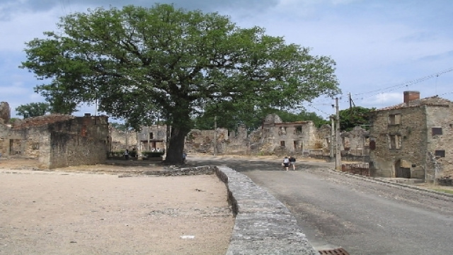 Le 11 juin 2004, la rue principale d'Oradour-sur-Glane, &agrave; c&ocirc;t&eacute; de l'&eacute;glise incendi&eacute;e