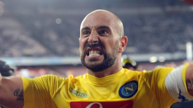 Pepe Reina che esulta sotto la curva