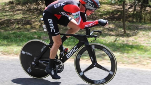 Rohan Dennis (BMC) vince il prologo di Cham.