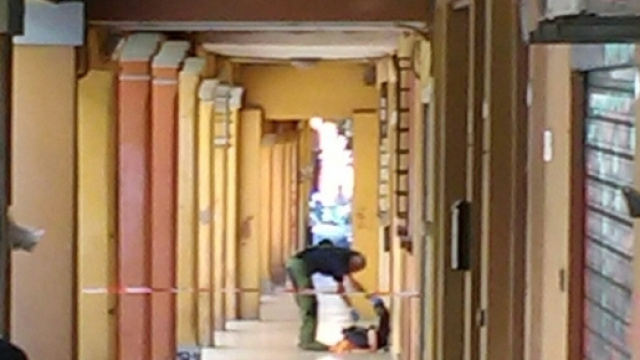 Agente di polizia procede al controllo del contenuto della valigia