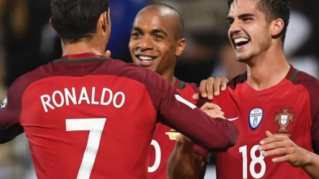 Andr&eacute; Silva con la maglia della nazioanle portoghese insieme con Cristiano Ronaldo
