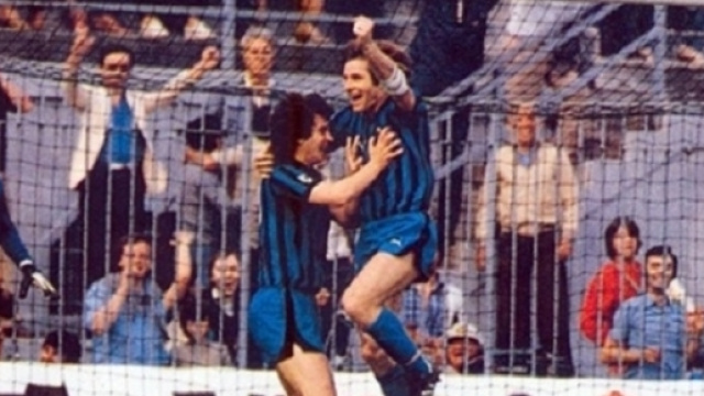 Beccalossi ed Oriali esultano dopo un gol durante Inter-Santos, Mundialito Clubs 1981