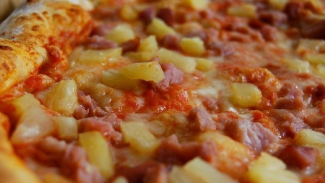 Hawaiian pizza - Wikipedia CC BY