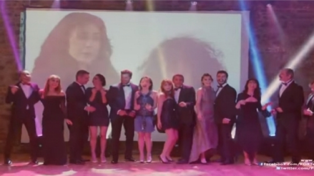 La sigla iniziale Kiraz Mevsimi cantata dagli attori della soap opera