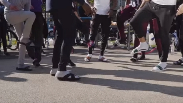 Le clip "Claquettes chaussettes" de Alrima