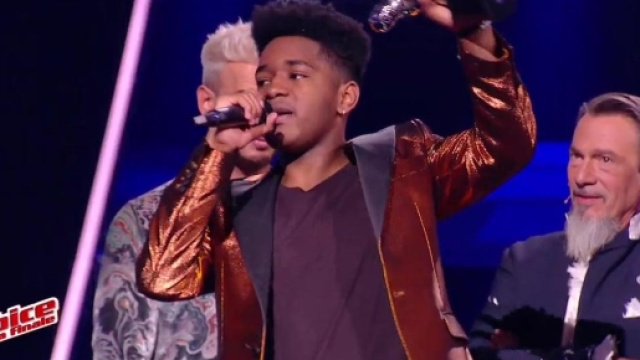 Lissandro Cuxi, troph&eacute;e de The Voice en main