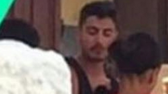 Riccardo Gismondi con due tentatrici durante le registrazioni di Temptation