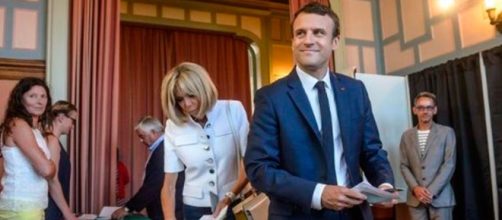 El Presidente franc&eacute;s Emmanuel Macron votando.