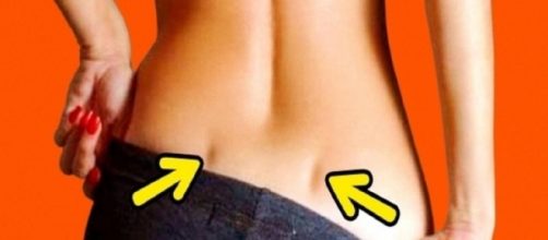 Mulheres com covinhas nas costas