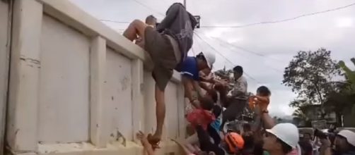 Philippine Forces Rescue Residents From Mawari City / screencap from Stroyful News via YouTube