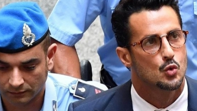 FabrizioCorona esulta in Tribunale, per la sua assoluzione.