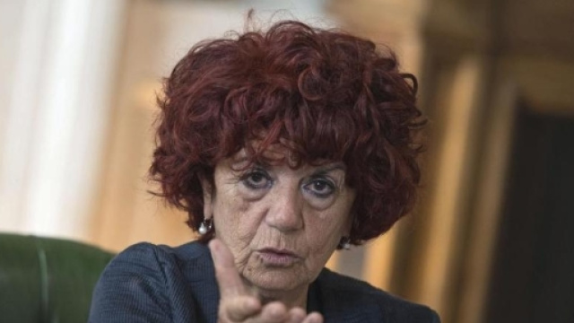 Il piano di Fedeli: &ldquo;Scuole aperte anche in estate&rdquo; - La Stampa - lastampa.it