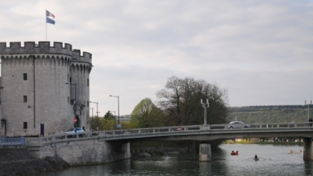 Un bon enjambe la Meuse, &agrave; Verdun. A gauche, la Porte Chauss&eacute;e.