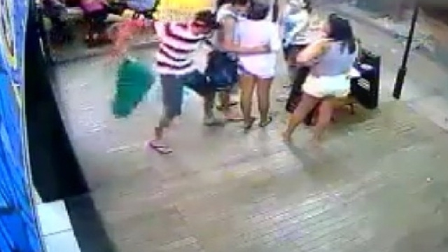 Un uomo entra in un bar a Rio de Janeiro armato di coltello e tenta di uccidere l'ex moglie. Poi viene linciato dalla folla.