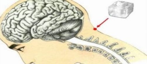 Os benef&iacute;cios de colocar um cubo de gelo no pesco&ccedil;o.